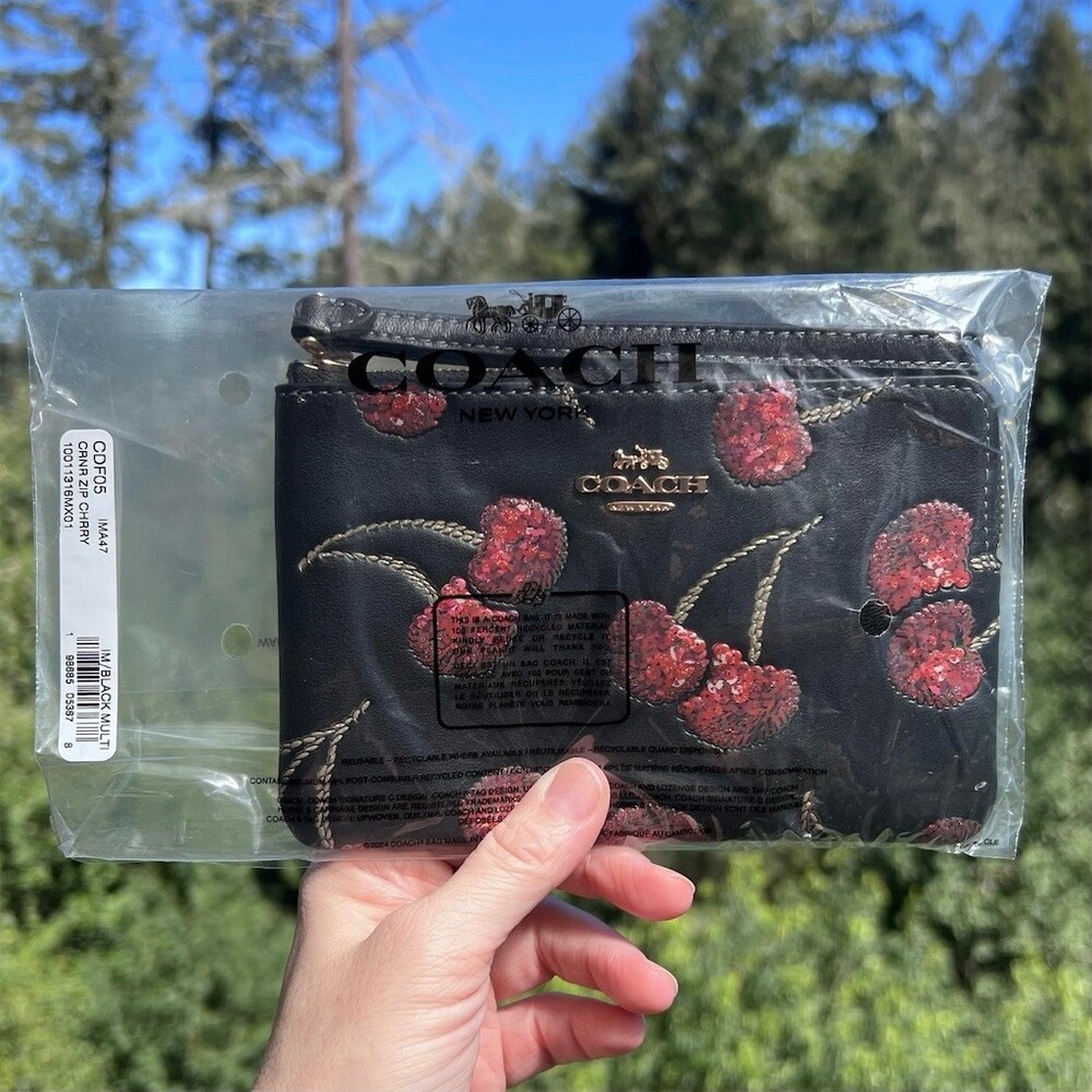 COACH Wallet Wristlet With Cherry Print CDF05 NWT AUTHENTIC - Picture 3 of 5